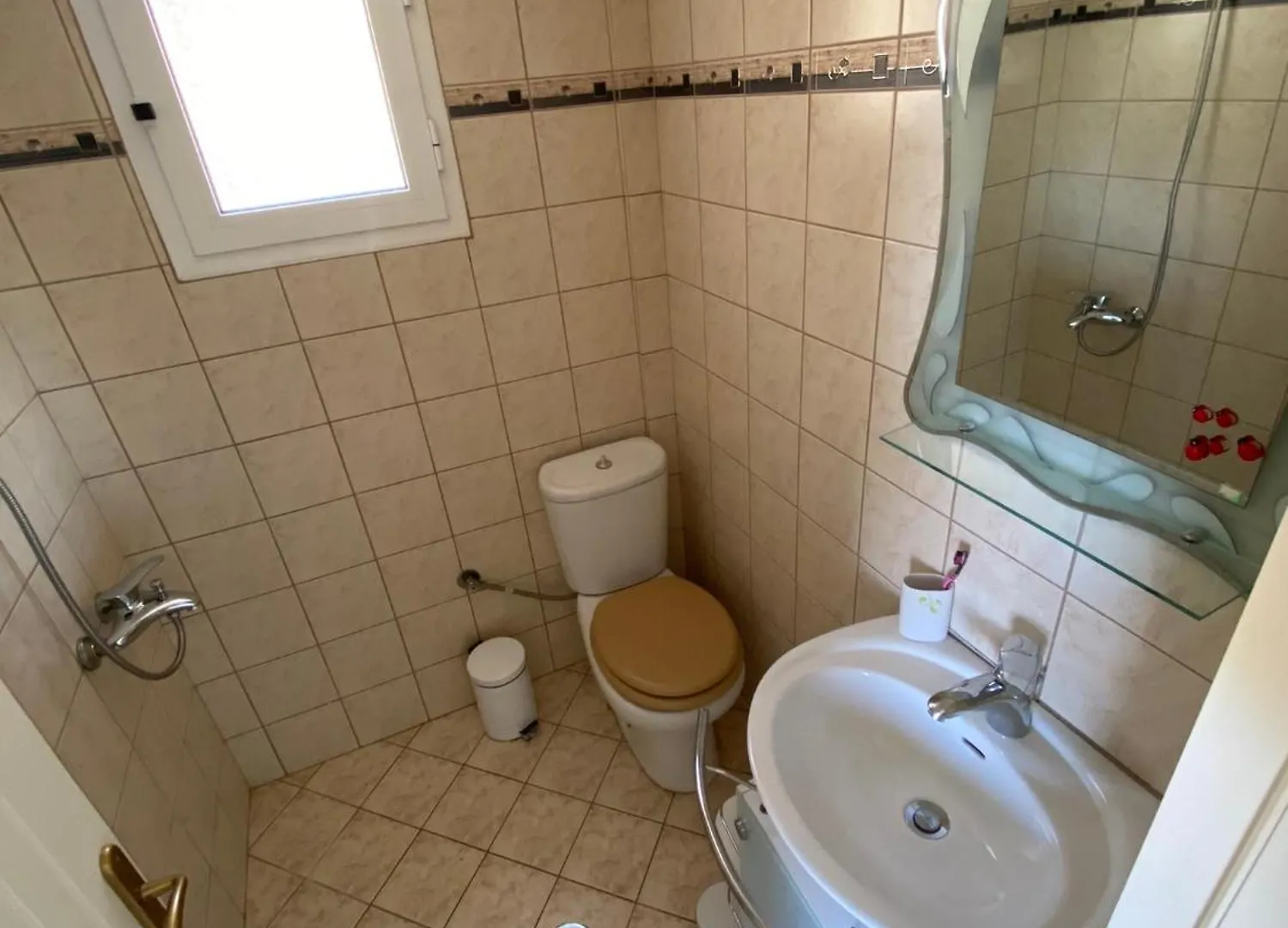 Vila Isufi Sarande